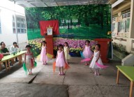 Tiết mục múa  “Cháu thương chú bộ đội” của học sinh điểm 6000 kênh Đòn Dong trong Lễ khai giảng năm học 2016-2017