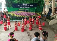 Tiết mục múa “Cô giáo em là hoa Ê ban” của học sinh điểm 6000 Đòn Dong. Hội thi ” Tiếng hát trẻ thơ” năm 2016