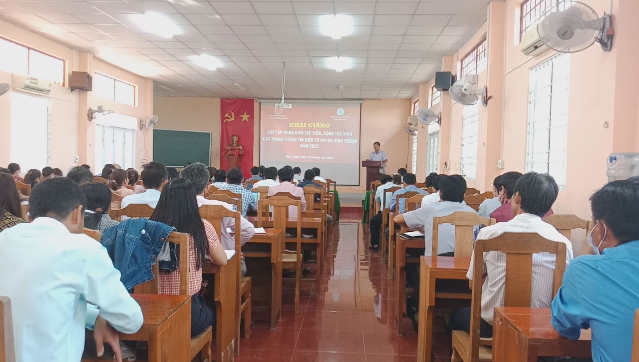 Toàn cảnh buổi khai giảng lớp tập huấn đội ngũ biên tập viên, cộng tác viên các trang thông tin điện tử huyện Vĩnh Thuận năm 2022